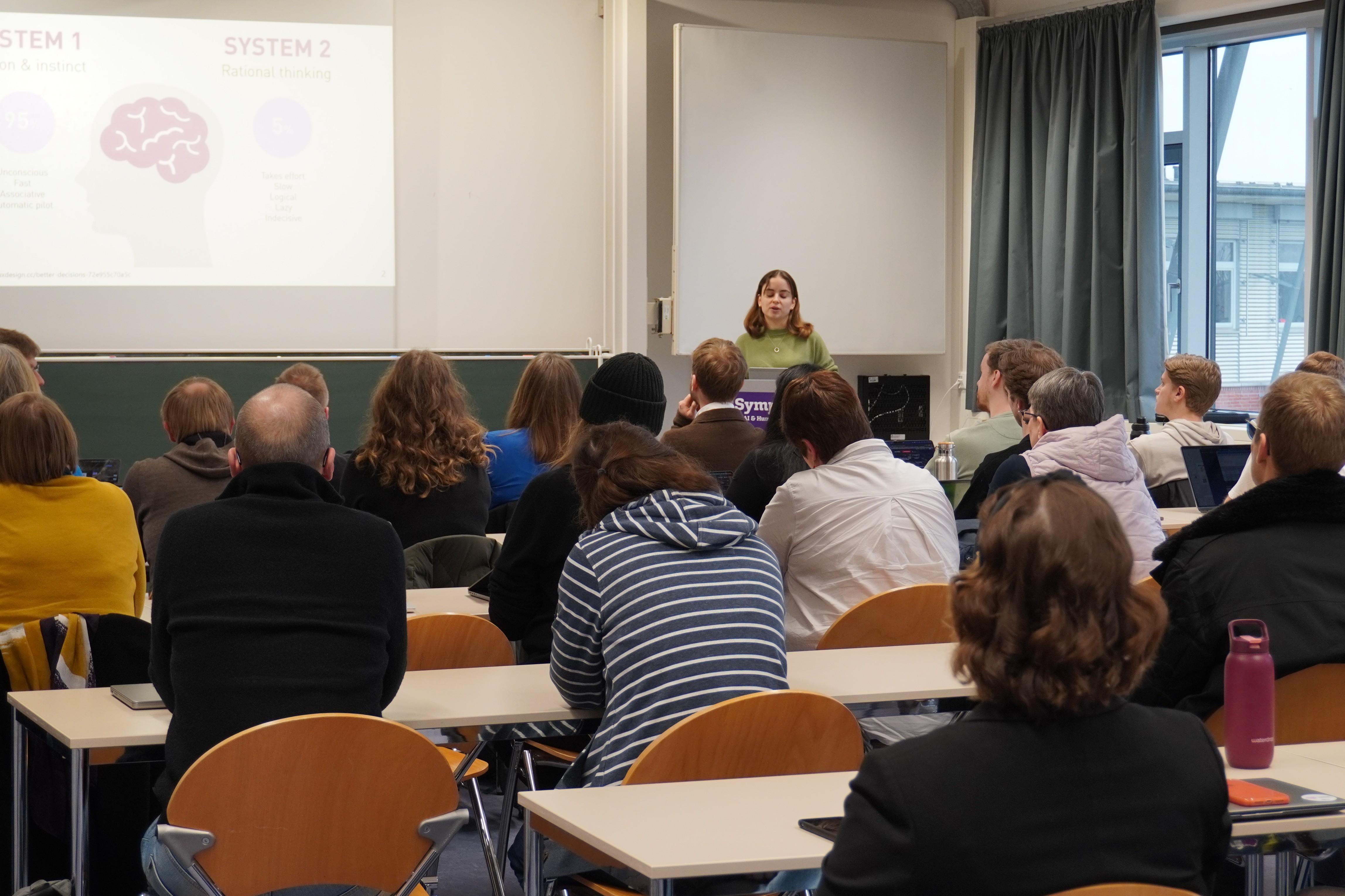 Eine Frau spricht vor einem Publikum