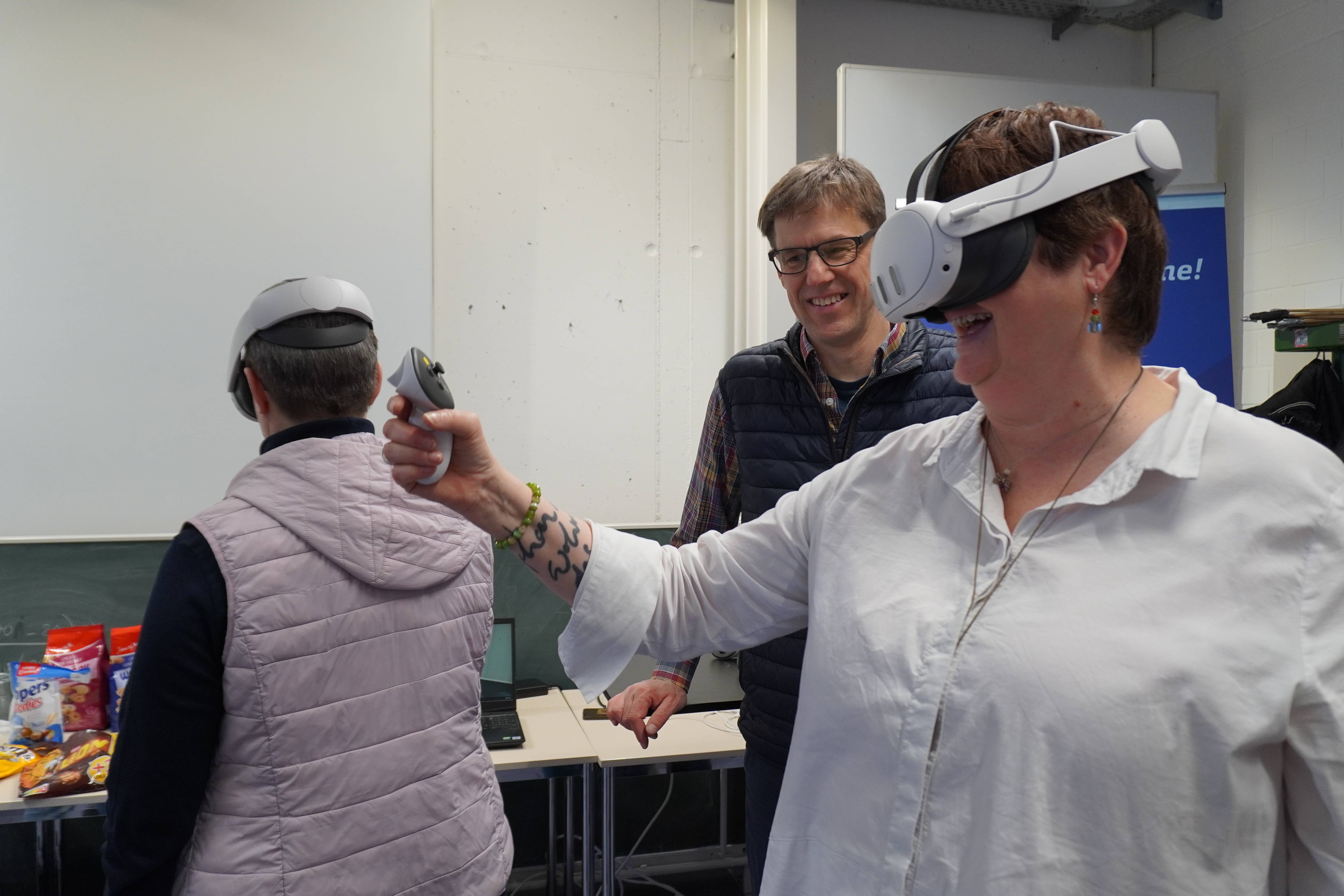 zwei Frauen mit VR-Brillen spielen ein Spiel