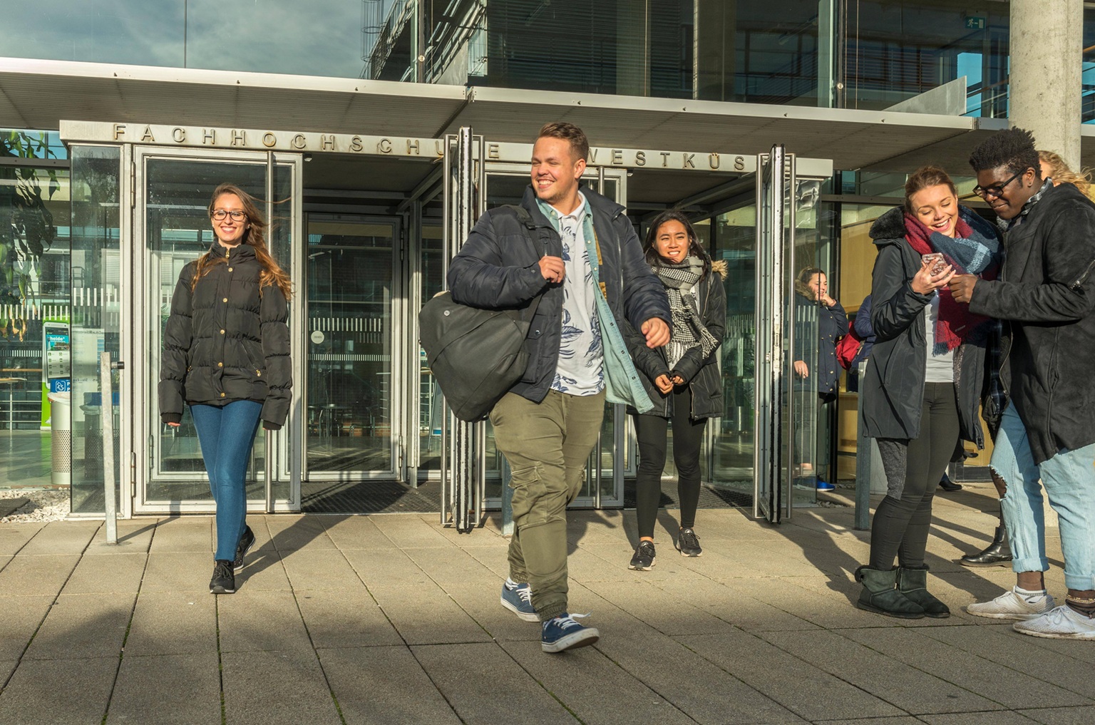 mehrere Personen im Eingangsbereich der FH Westküste