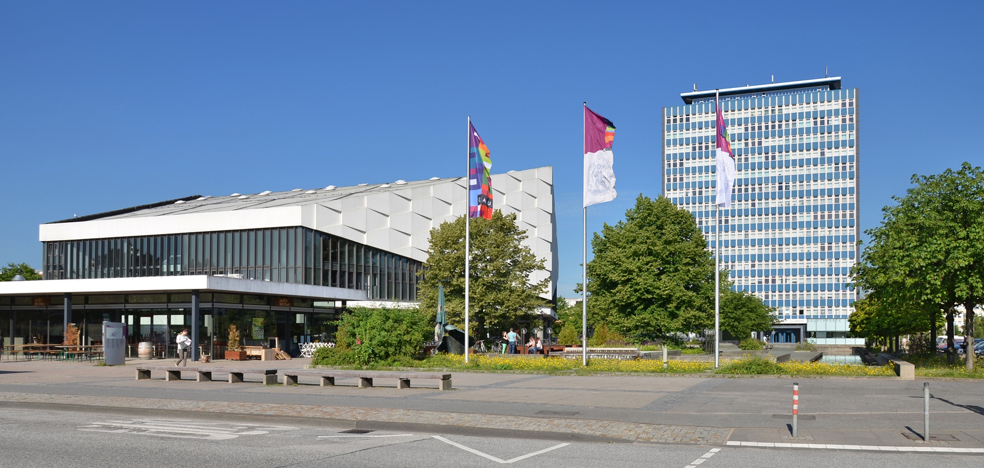Bild der CAU mit dem Hochaus der Universität. 
