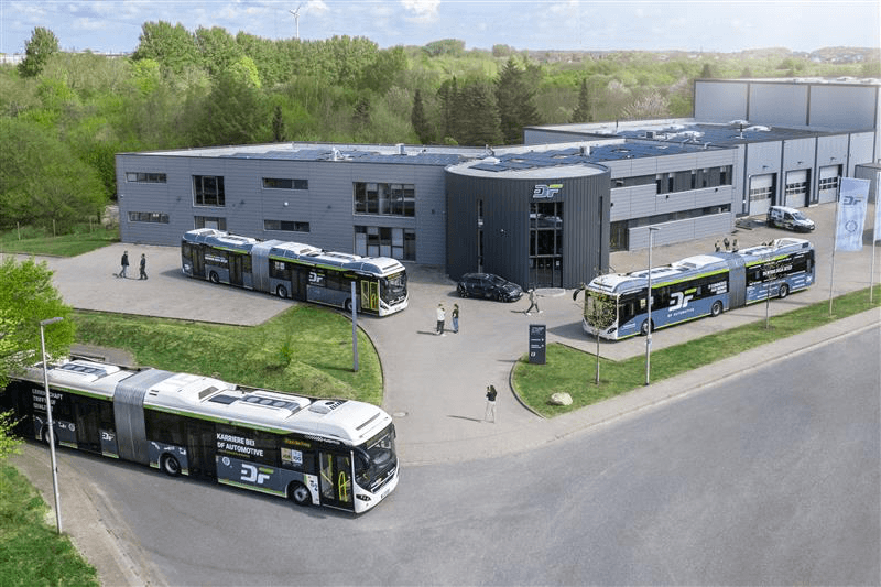 Ein Bus fährt vor dem Gelände der DF Automotive GmbH entlang.