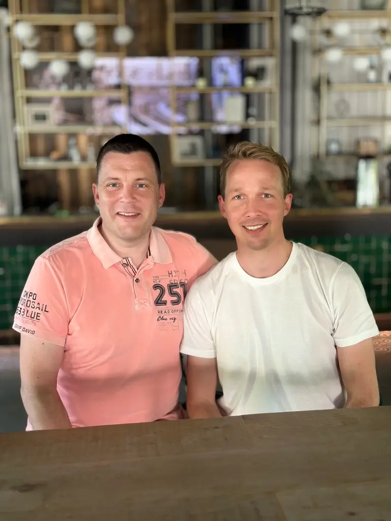 Die Gründer von FelloFish: Hendrik Haverkamp (links) & Malte Hecht posieren zusammen