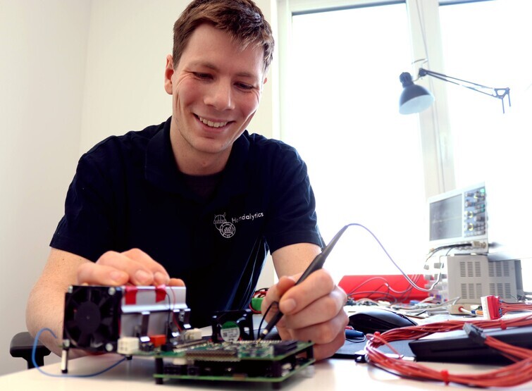 Das Herzstück der Technik: Jakob Pfaff arbeitet an der Messeinheit.