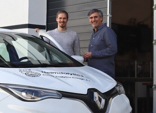 Am E-Auto testen Reimar Zech und Christoph Weber mit ihrem Team ihre Messmethode.